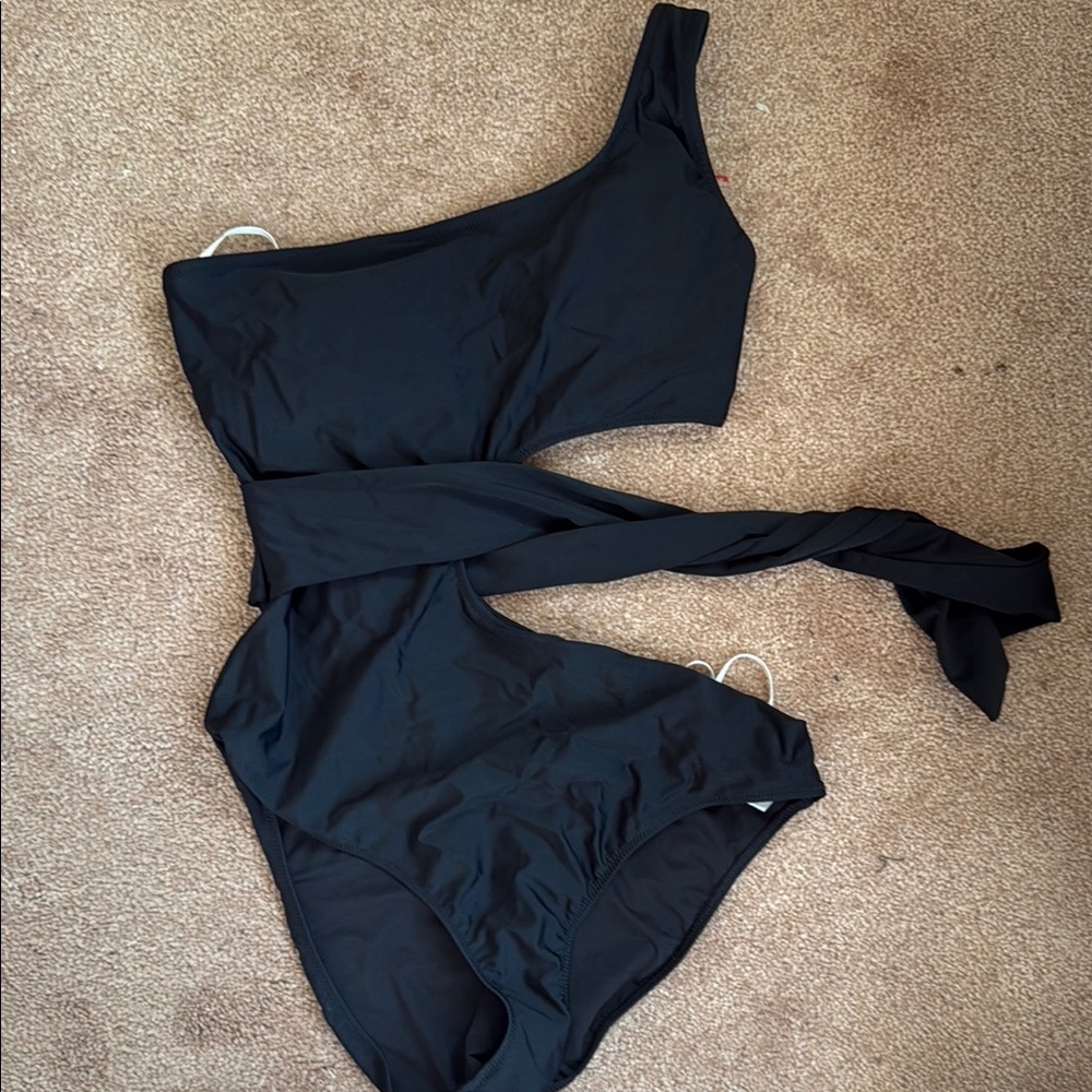 Black One-Shoulder Swimsuit